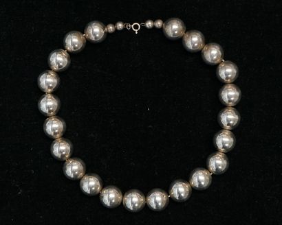 COLLIER en argent min 800/°° composé de boules...
