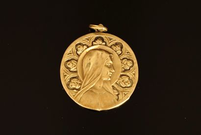 PENDENTIF de la vierge en or jaune 18K (750/°°),...