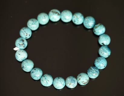 BRACELET composé de boules de turquoise montées...