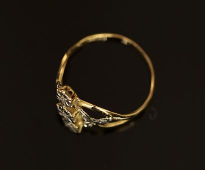 BAGUE fine en or jaune 18k (750/°°) mouvementée...