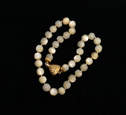 COLLIER composé de boules de nacre (usées),...