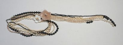 COLLIER à 6 rangs de perles d'eau douce blanches...