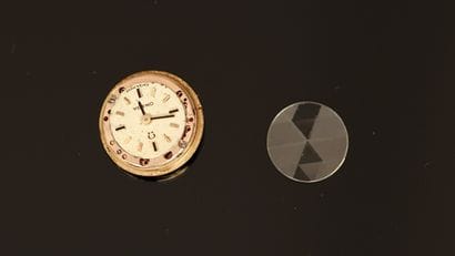 OMEGA - Mouvement de montre à fond en or...