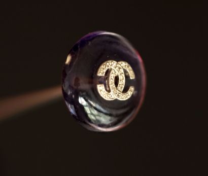 CHANEL - EPINGLE A CHAPEAU formée d'une calotte...