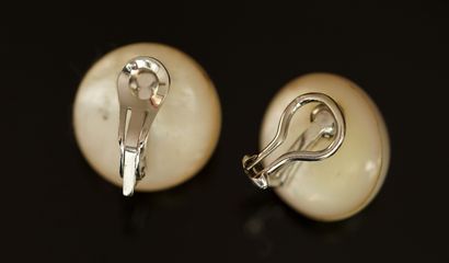 PAIRE DE CLIPS D'OREILLES formés d'un bouton...