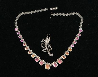 FANTAISIE - ENSEMBLE composé d'1 broche ornée...