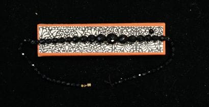 FANTAISIE - COLLIER de perles noires facettées...