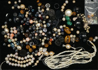 ENSEMBLE composé de perles diverses et cabochons...