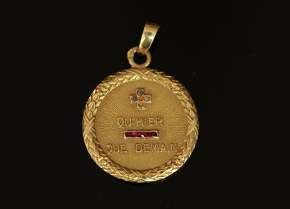 MEDAILLE en or jaune 18K (750/°°) signée...