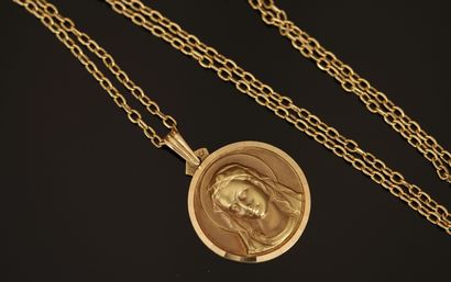 CHAINE et PENDENTIF en or jaune 18K (750/°°)...
