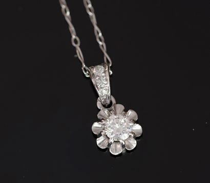 PENDENTIF et sa CHAINE en or blanc 18k (750/°°)...
