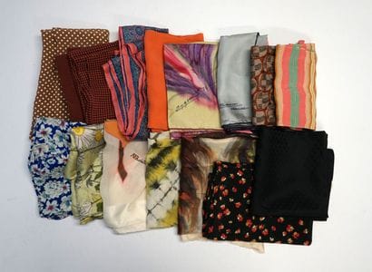 LOT de foulards en soie, coton et divers,...