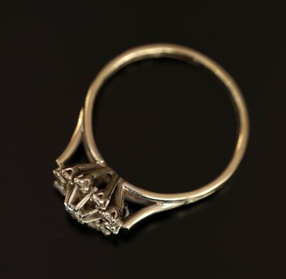 BAGUE en or gris 18K (750/°°) formant une...