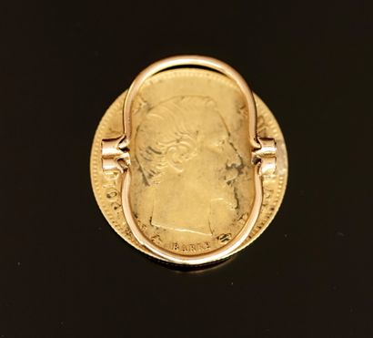 BOUTON DE COL en or jaune 18K (750/°°) orné...