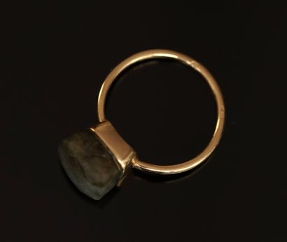 BAGUE en or jaune 18K (750/°°) ornée d'une...