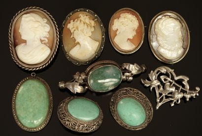 ENSEMBLE de 4 broches camées nacre et coquillage,...