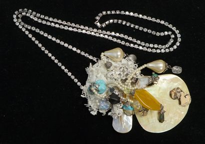 FANTAISIE - SAUTOIR en strass retenant un...