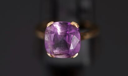 BAGUE en or jaune 18K (750/°°) centrée d'une...