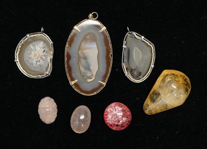 ENSEMBLE composé de 3 pendentifs en métal...