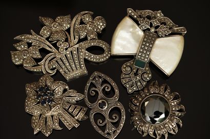 ENSEMBLE en argent min 800/°° comprenant...