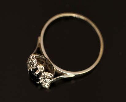 BAGUE en or gris 18K (750/°°) formant une...