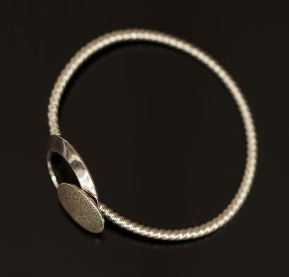 BRACELET en argent 925/°° jonc ouvrant à...
