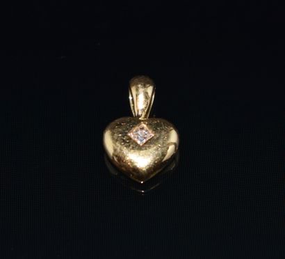 PENDENTIF en or 18K (750/°°) cœur centré...
