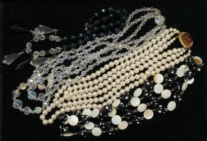 FANTAISIE - ENSEMBLE composé de 5 colliers...