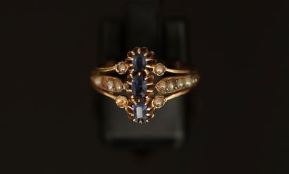 AC BAGUE en or jaune centrée de 3 saphirs...