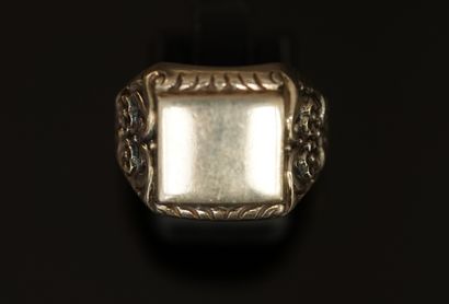 CHEVALIERE en argent (min 800/°°) de forme...