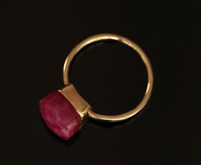 BAGUE en or jaune 18K (750/°°) ornée d'une...