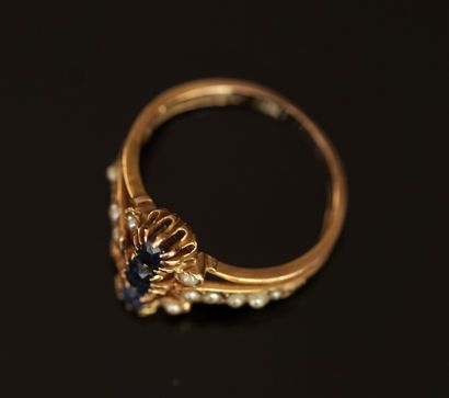 AC BAGUE en or jaune centrée de 3 saphirs...