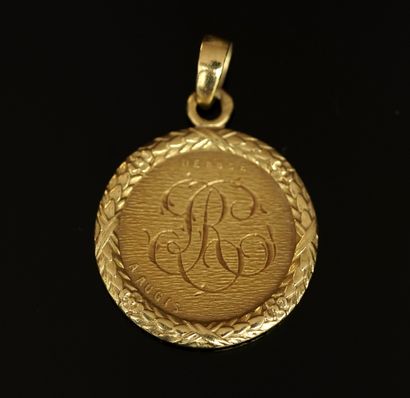 MEDAILLE en or jaune 18K (750/°°) signée...
