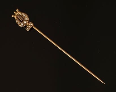 EPINGLE de cravate en or jaune 18k (750/°°)...