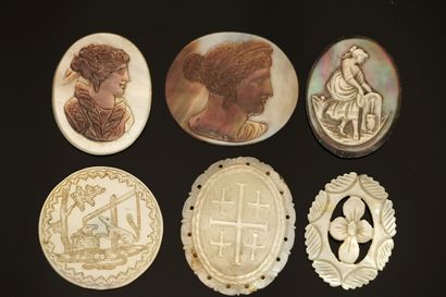 ENSEMBLE composé de plaques de nacre gravées...