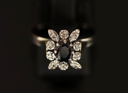 BAGUE en or gris 18K (750/°°) formant une...