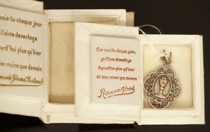 PENDENTIF en argent ornée d’un calice dans...