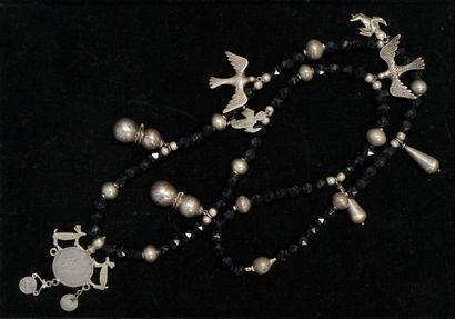 SAUTOIR sans fermoir en perles de verre noir...