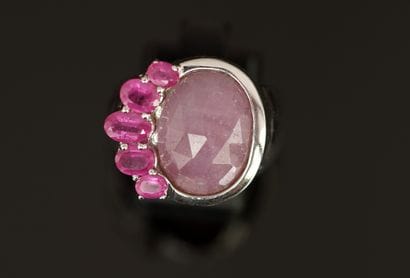 BAGUE en argent 925/°° sertie de rubis traités...