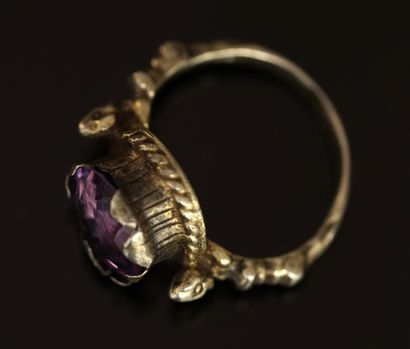 BAGUE en argent min 800/°° la monture représentant...