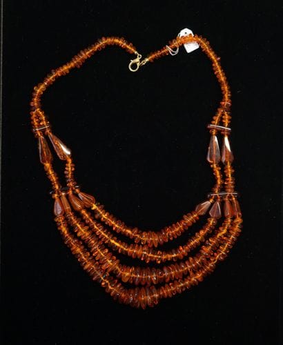 COLLIER draperie à 3 rangs composé de perles...