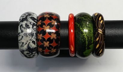 FANTAISIE - LOT de 13 BRACELETS en bois peint...