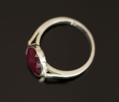BAGUE en argent 925/°° sertie d'un rubis...