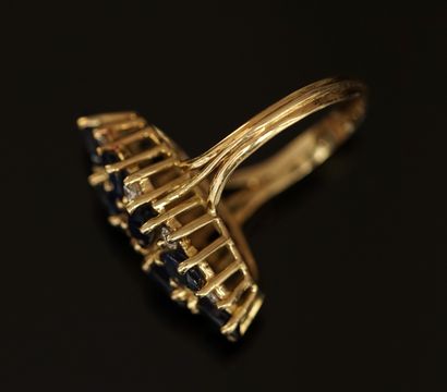 BAGUE MARQUISE en or jaune 18K (750/°°) sertie...