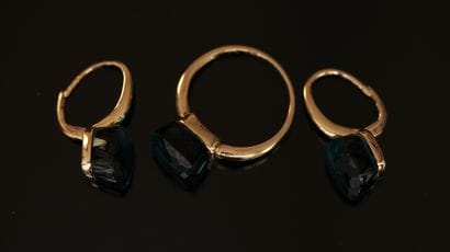 AC- BAGUE et DORMEUSES en or jaune 18K (750/°°)...