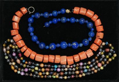 ENSEMBLE composé de 2 COLLIERS en boules...