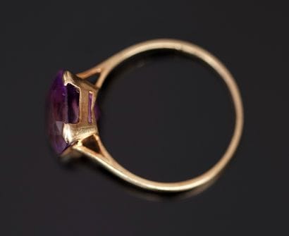 BAGUE en or jaune 18K (750/°°) centrée d'une...