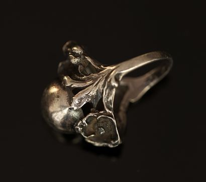 BAGUE en argent 925/°° à motif floral. Vers...