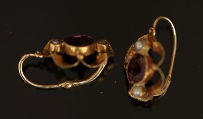 PAIRE DE DORMEUSES en or jaune 18k (750/°°)...