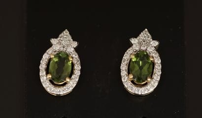 PAIRE DE CLOUS D'OREILLES en argent doré...